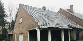 Rechter verkiest drinkwater boven historische barakken tegenover vliegkamp Valkenburg