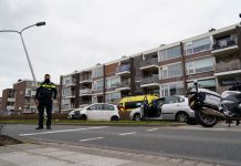 Auto botst op lantaarnpaal; drukte op Hoorneslaan