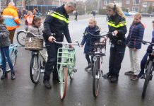 Vijftienhonderd scholieren fietsend de straat op