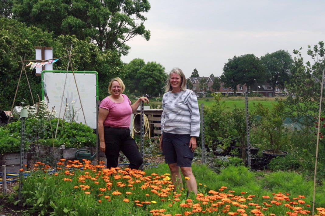 Jacqueline Bader (links) en Ingrid Verdegaal (rechts) in de Zelfoogsttuin Elsgeesterhof
