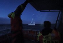 Opvarende zeeziek; KNRM haalt slachtoffer van boot