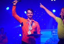 Erepenning uitgereikt tijdens huldiging Arno Kamminga