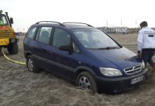 KNRM sleept auto van het strand