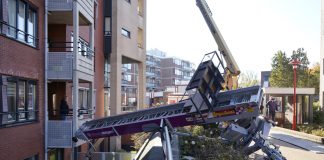 Verhuislift valt om langs Tramstraat