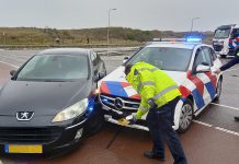 Politie rijdt auto klem op Noordparkeerplaats