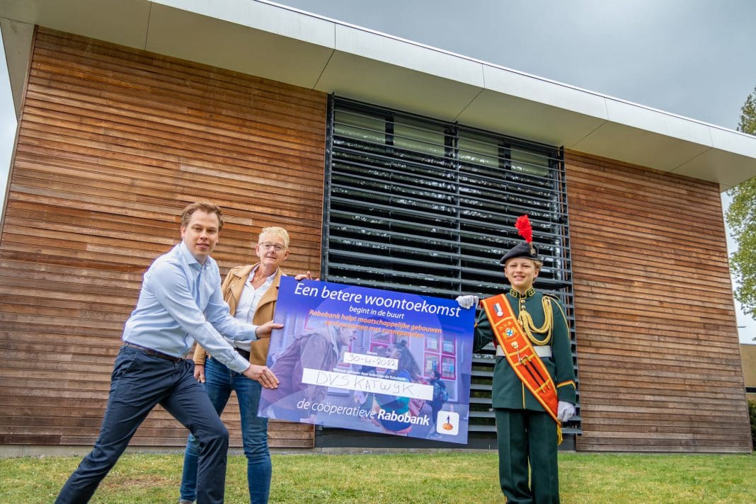 DVS overhandiging cheque actie Verduurzamen Maatschappelijke Gebouwen dd 30042022