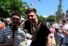 Laurens en Matthijs van RTV Katwijk bij de Kippenloop van vorig jaar