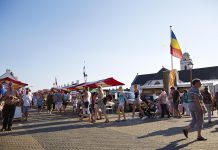 Oldtimers op toeristenmarkt in centrum Katwijk