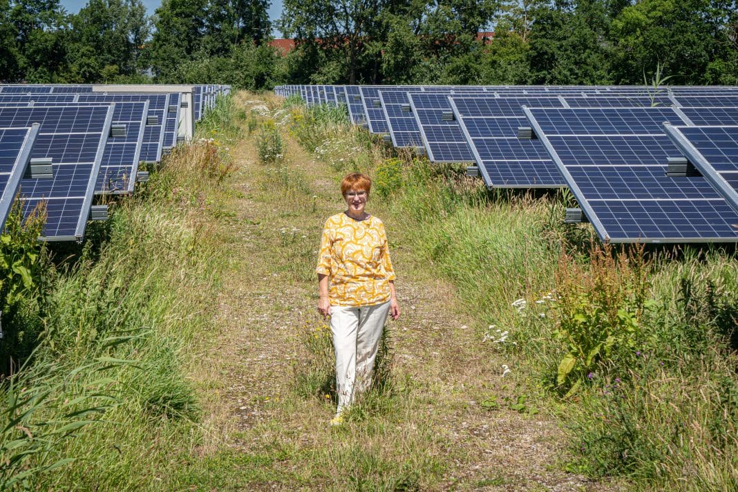 Rijnland PB 05072022 Thea Fierens staat trots op de zonneweide bij onze AWZI in Katwijk, waar we ook de biodiversiteit hebben vergroot.