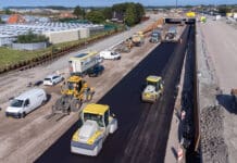 Het eerste asfalt op de nieuwe Tjalmaweg