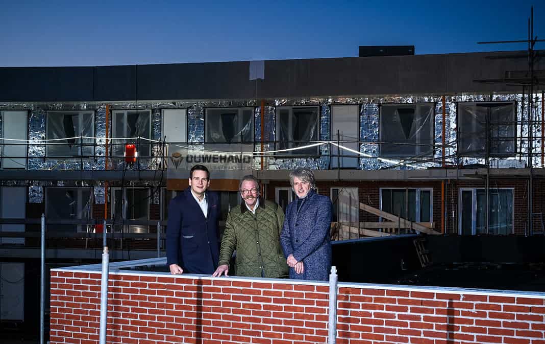 Bestuurders op dak Visserijschool lr