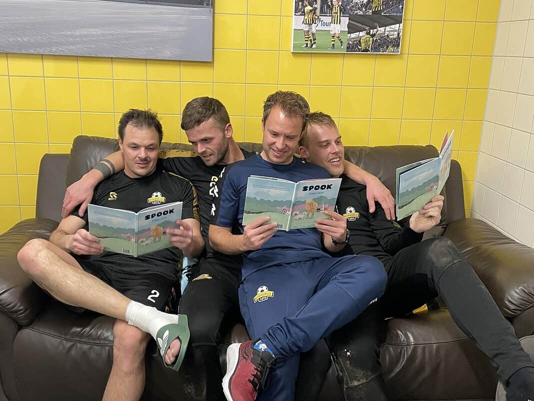 Rijnsburgse-Boys-spelers-beleven-plezier-aan-kinderboek.-Foto-PR