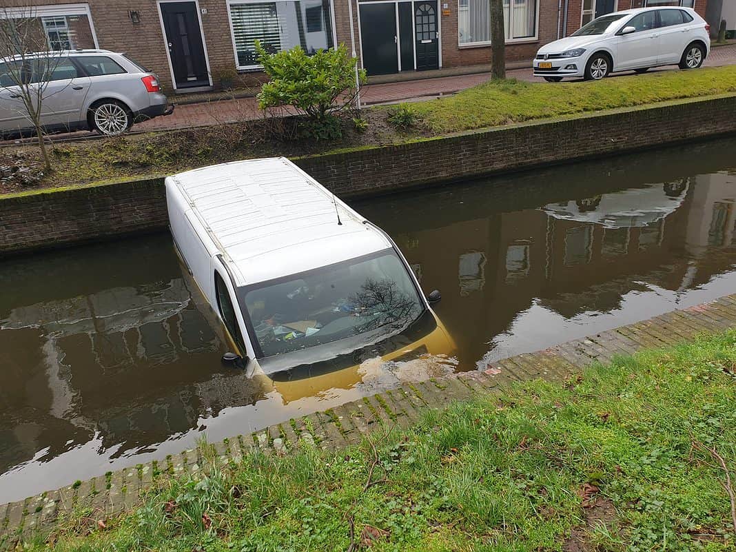 auto te water W. van Zuilen