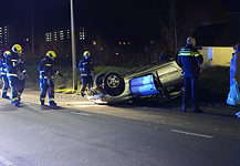 Auto ondersteboven op Biltlaan