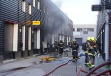 Middelbrand in winkelpand met accu’s