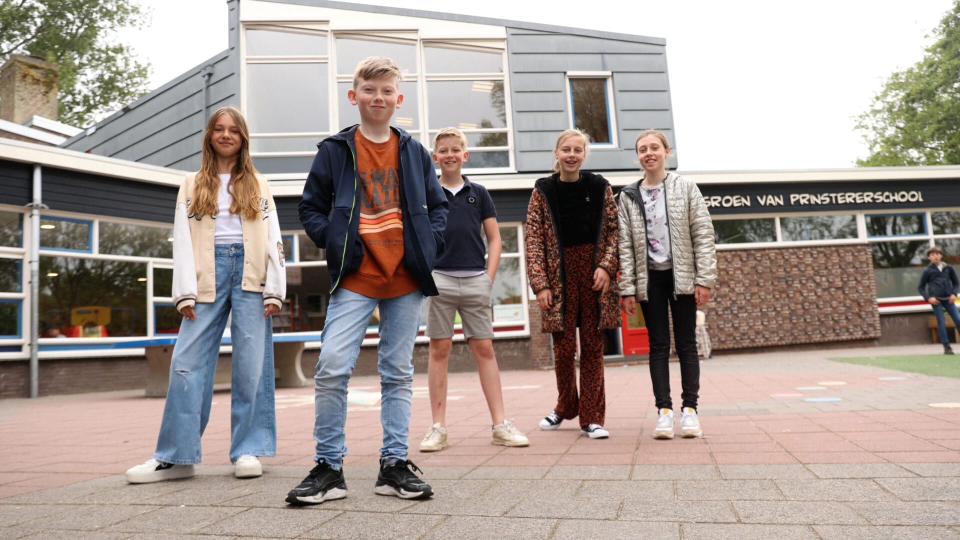 gijs-met-leerlingen-op-schoolplein