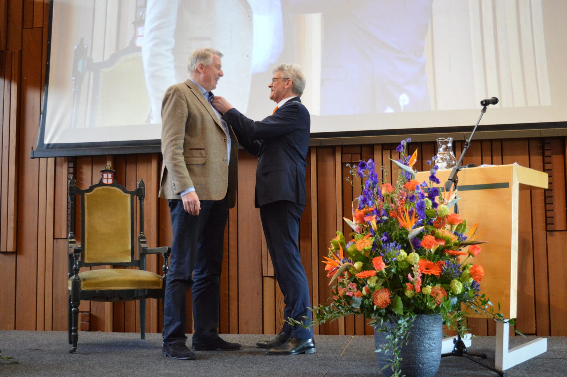 Ridder in de Orde van Oranje-Nassau bij Stoomtrein Katwijk Leiden - RTV