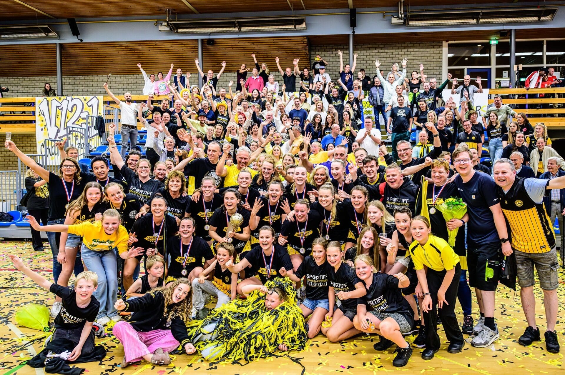 20240529 Kampioensfoto met supporters