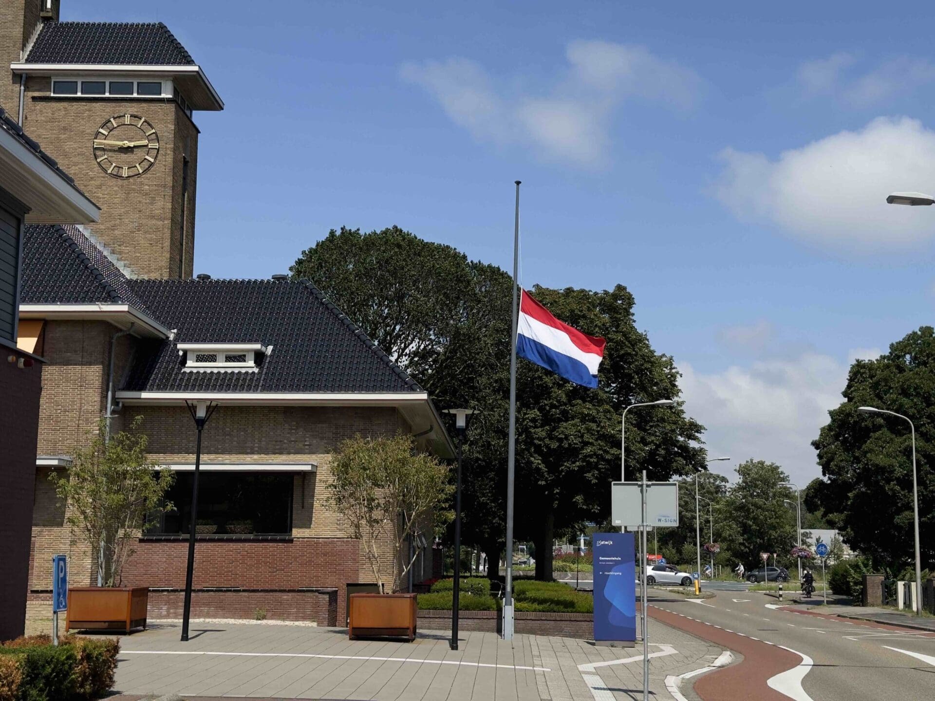 Vlag halfstok Gemeentehuis