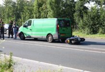 Motorrijder botst op bestelbusje