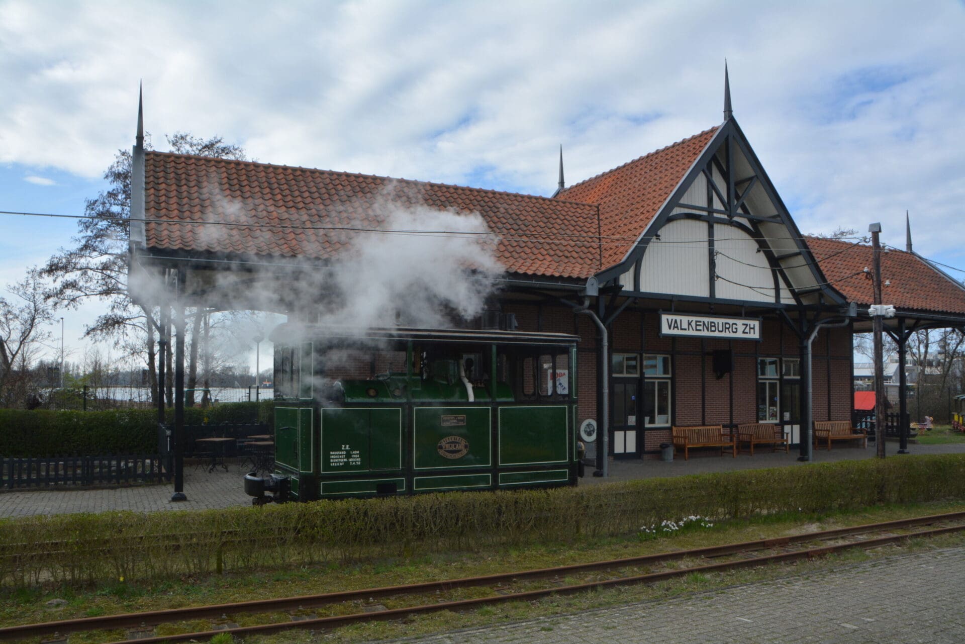 240908 607 voor station - foto Gerard de Graaf SKL