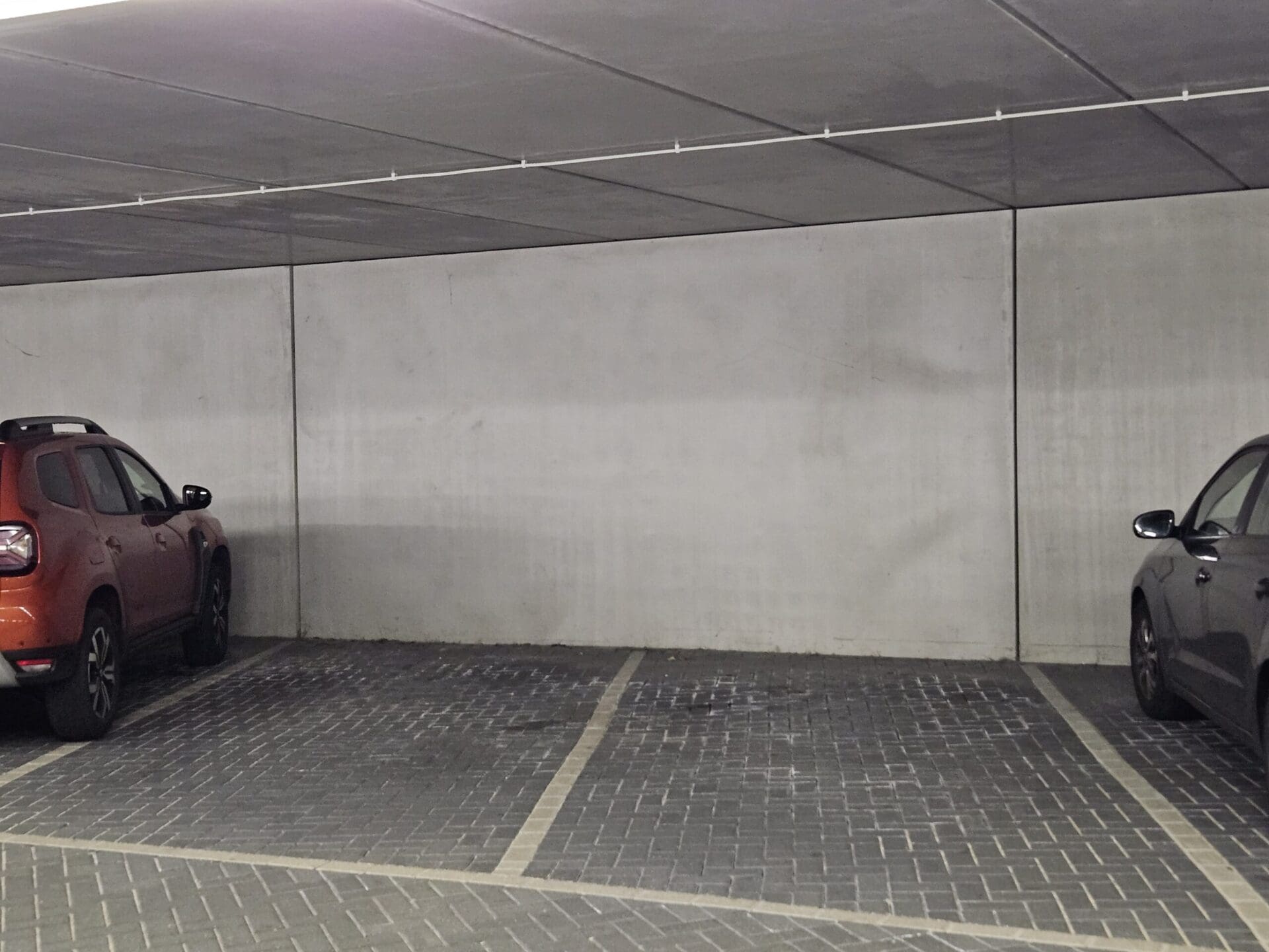 20250125_In de parkeergarage aan de Boulevard is nu sprake van lege, betonnen muren.