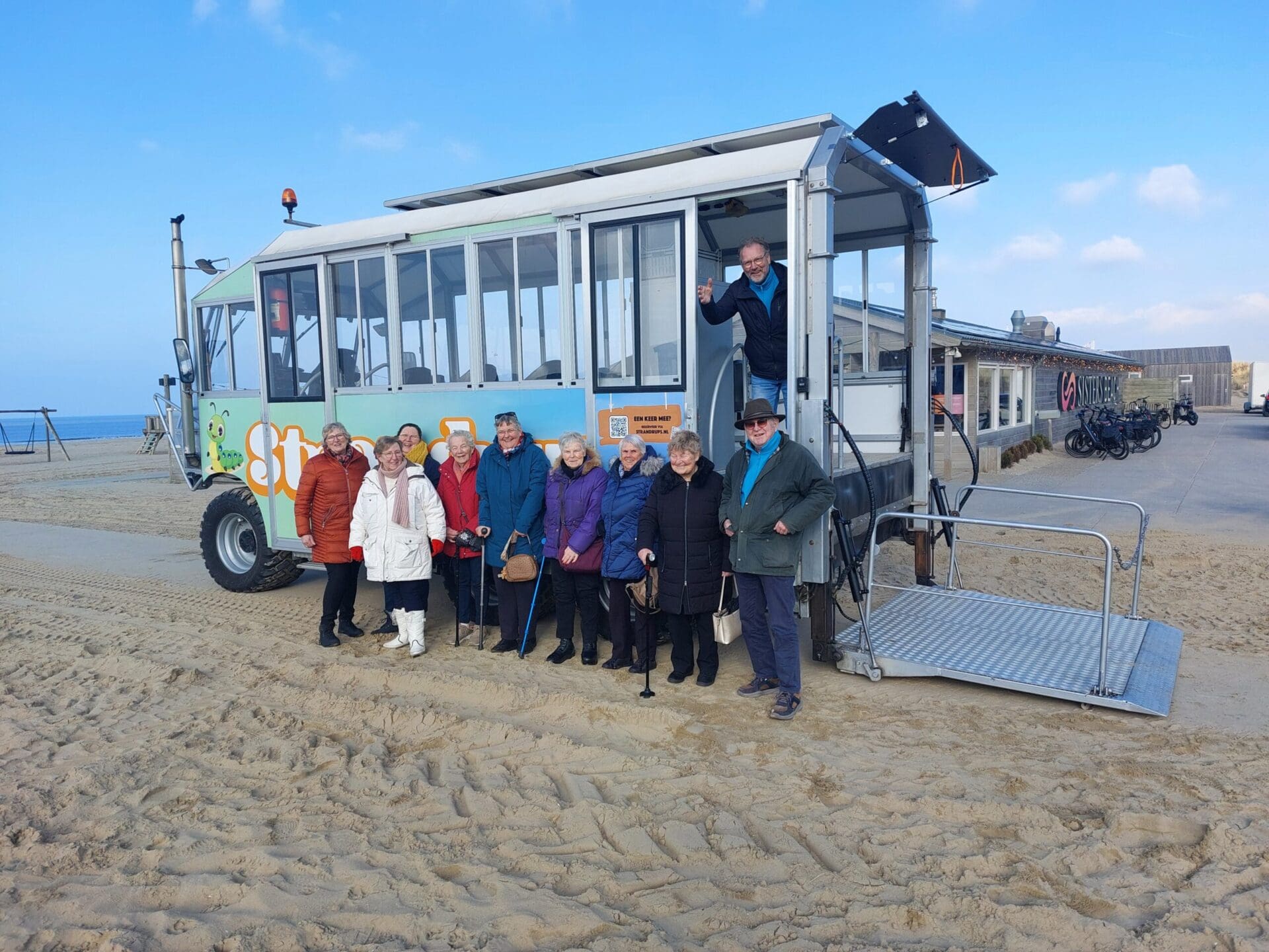 De Strandrups met de gasten van de Zonnebloem (foto Klaas Wassens)