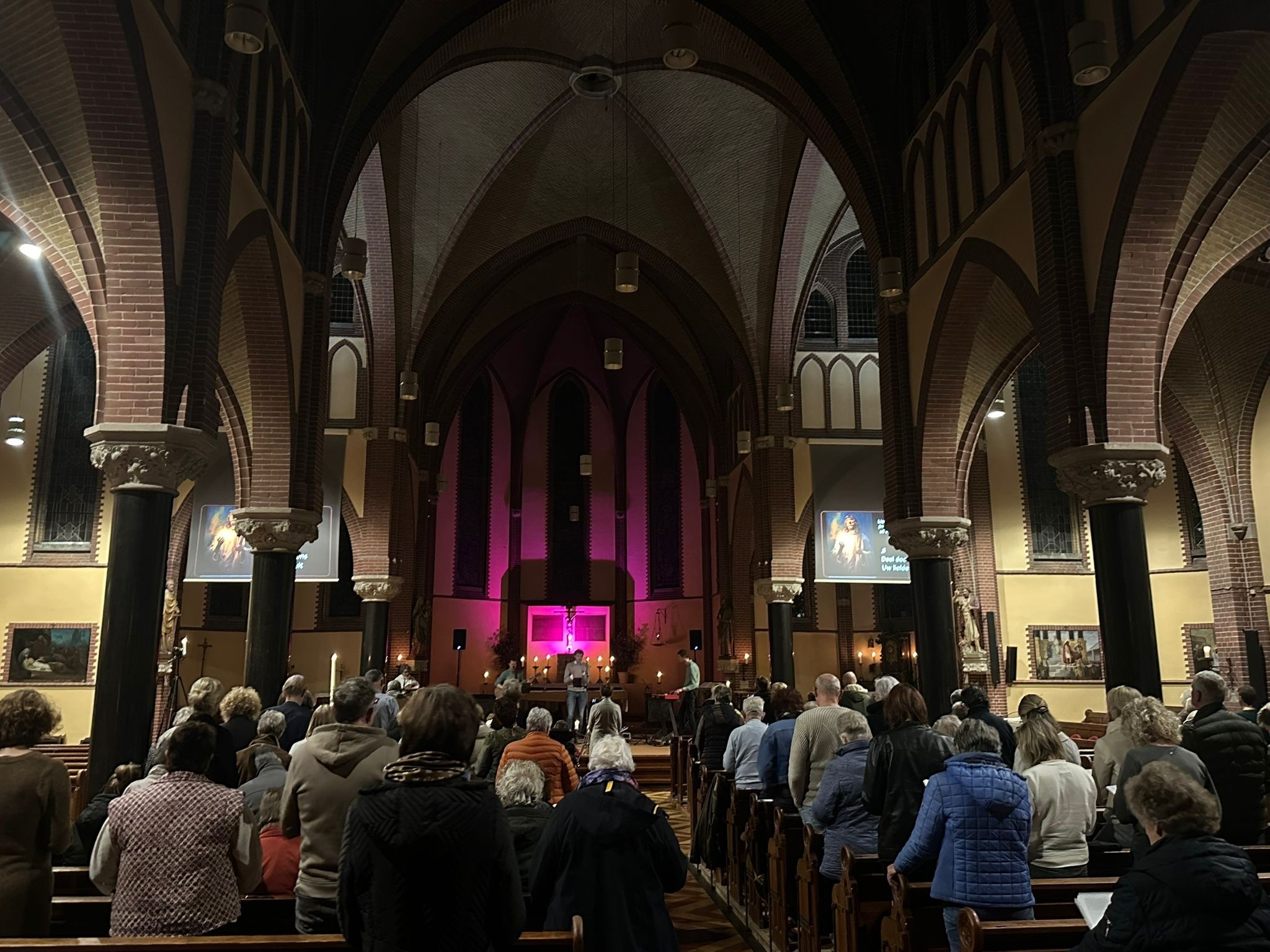 Praise-avond in r.-k kerk… the place to be