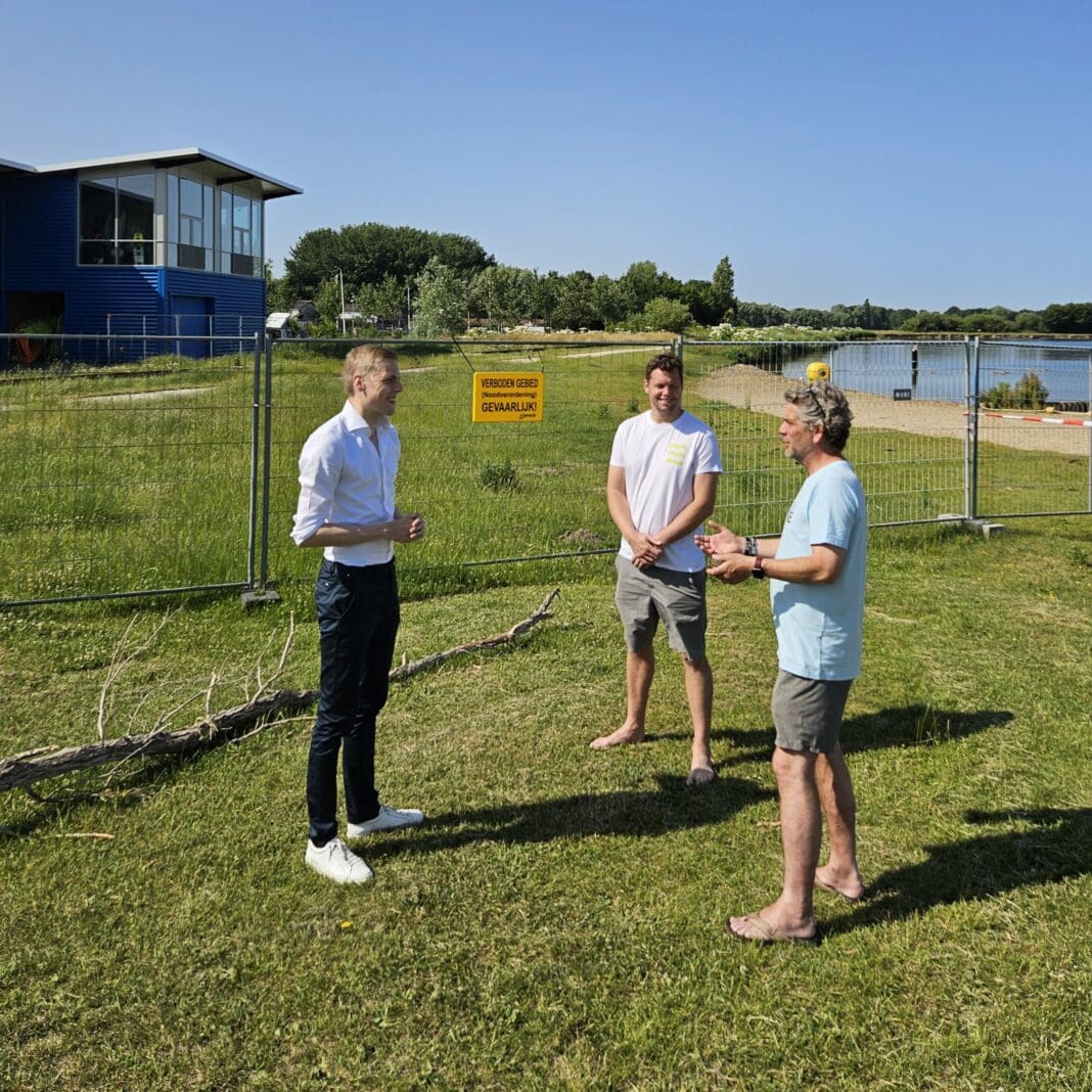 20250628_VVD-fractievoorzitter Lennart van der Plas in gesprek met getroffen ondernemers