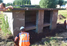 Oude munitienissen op voormalig vliegkamp