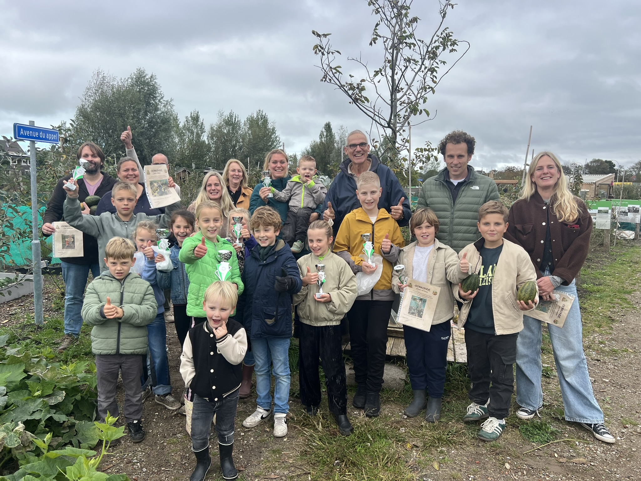 Schooltuinles met oorkondes, blije gezichten en…