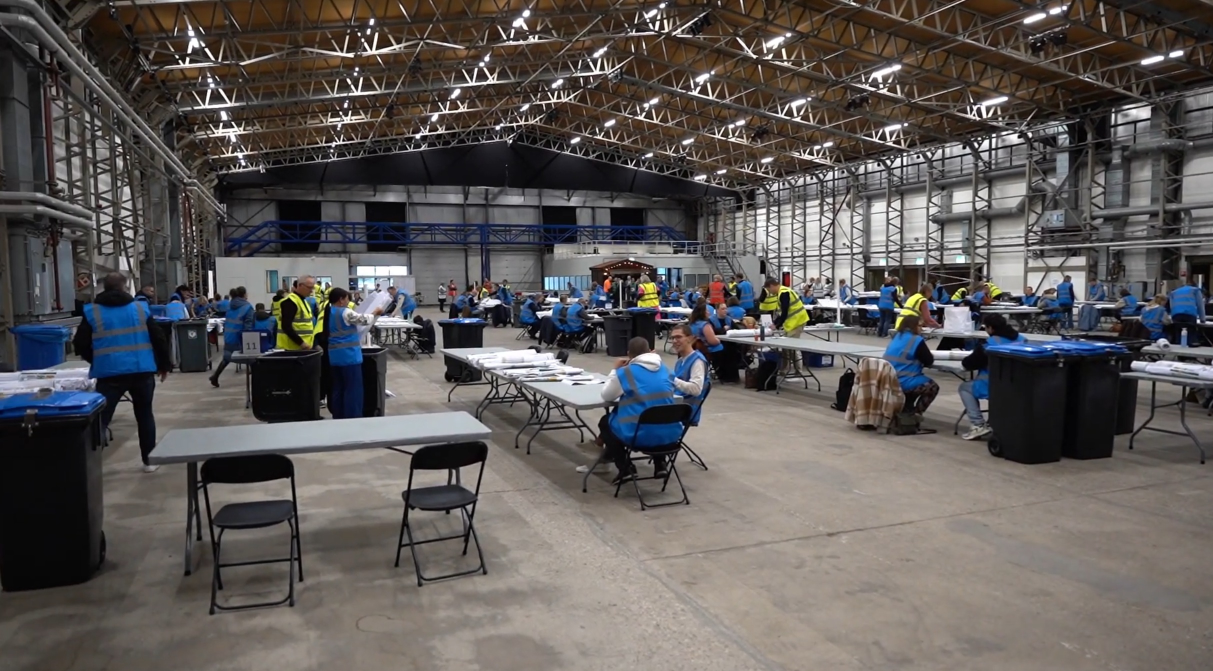 Stemmen in Katwijk voor het eerst centraal geteld in hangaar [Video]