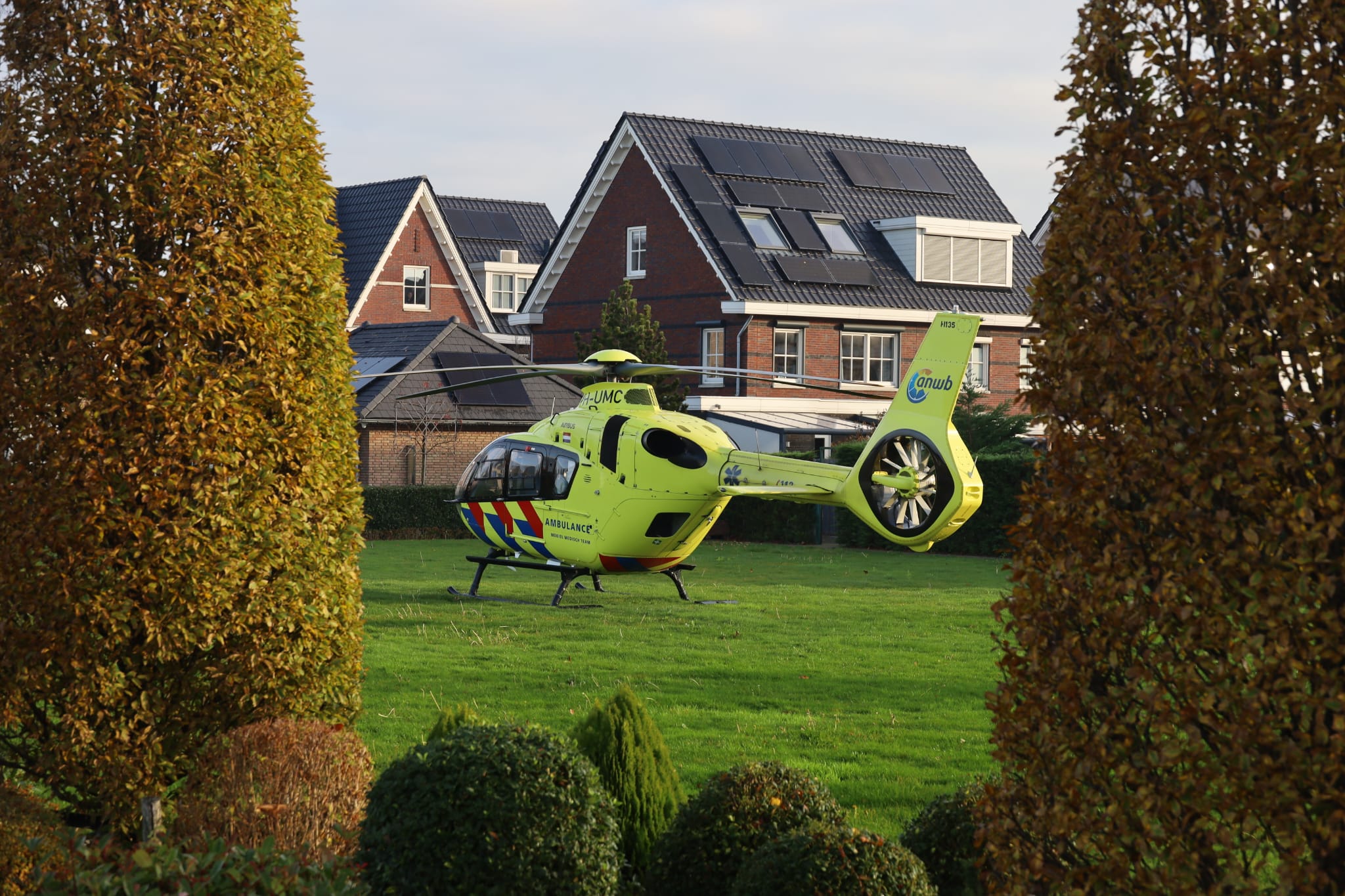 Fietser met spoed naar ziekenhuis na ongeval op rotonde