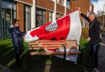 Herdenkingsbankje voor Simon en Jacoba Leenheer onthuld in Rijnsburg