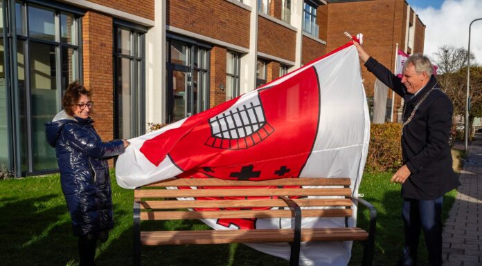 Herdenkingsbankje voor Simon en Jacoba Leenheer onthuld in Rijnsburg