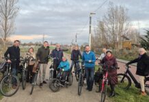 College fietst door Katwijk voor verkeersveiligheid