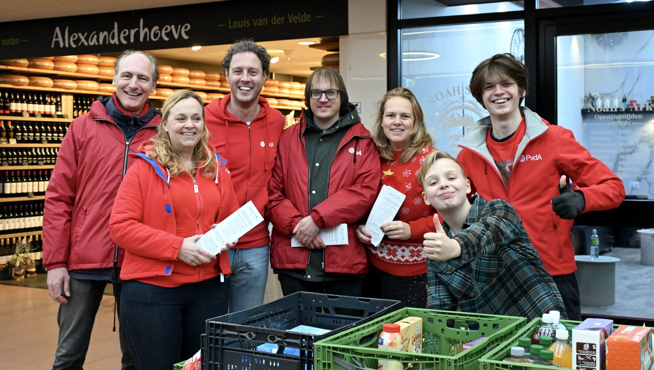 Katwijkers zamelen recordaantal kratten in voor Voedselbank en Voorraadkast