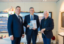 Gouverneur Emile Roemer bezoekt expositie Varen voor Vrijheid