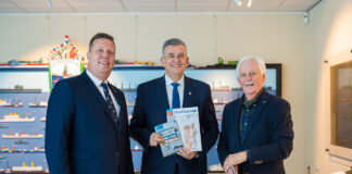 Gouverneur Emile Roemer bezoekt expositie Varen voor Vrijheid