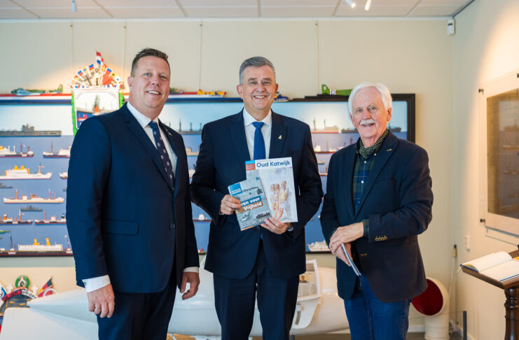 Gouverneur Emile Roemer bezoekt expositie Varen voor Vrijheid