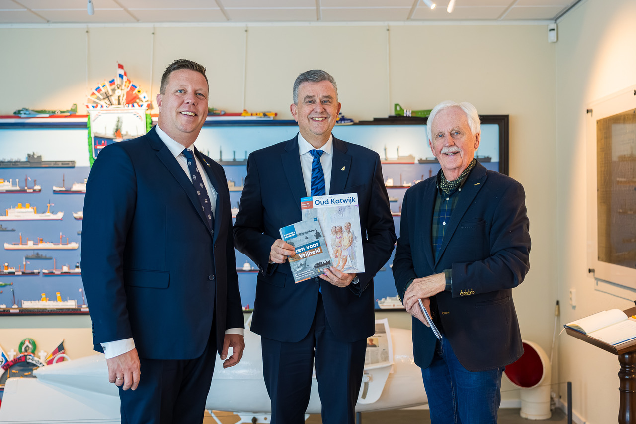 Gouverneur Emile Roemer bezoekt expositie Varen voor Vrijheid