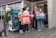 Volle kratten met kerstontbijt en een cheque voor Voedselbank Katwijk