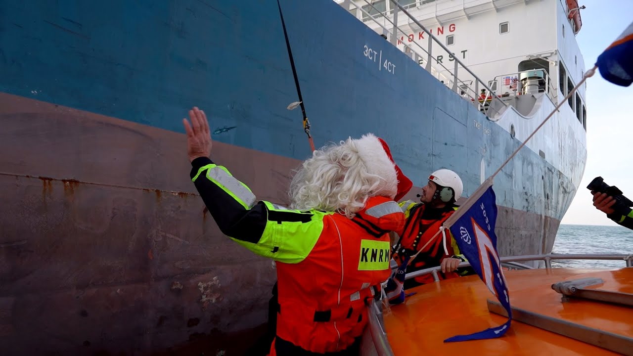 KNRM-redders bezorgen kerstbroden aan zeevarenden [Video]