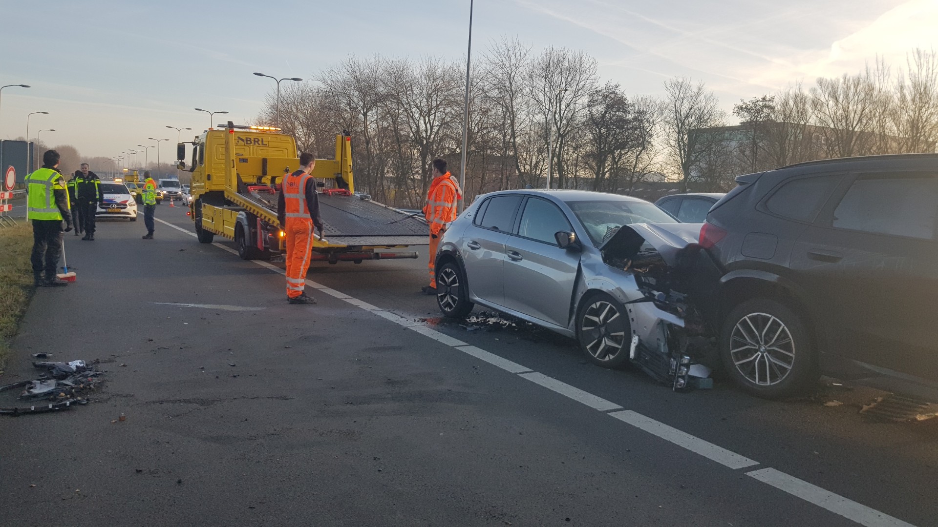 Automobilist rijdt in op file, ravage op N206