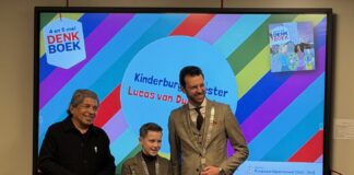 Kinderburgemeester ontvangt eerste exemplaar 4 en 5 mei Denkboek