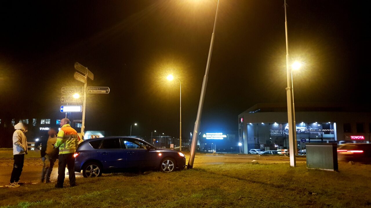 Man rijdt tegen paal op rotonde, rent daarna weg