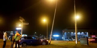 Man rijdt tegen paal op rotonde, rent daarna weg