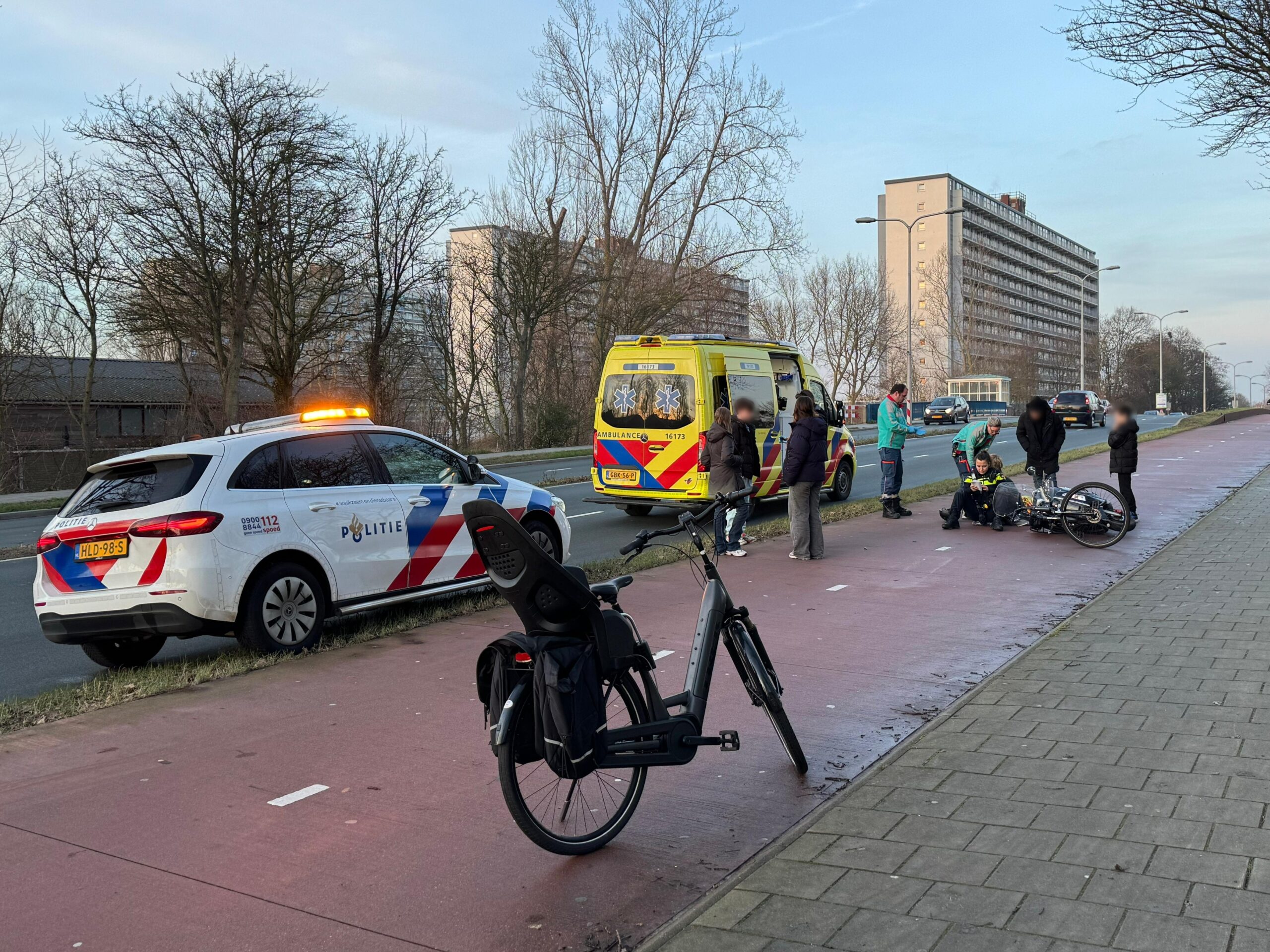 Scooter botst met fietser in Katwijk, bestuurder naar ziekenhuis