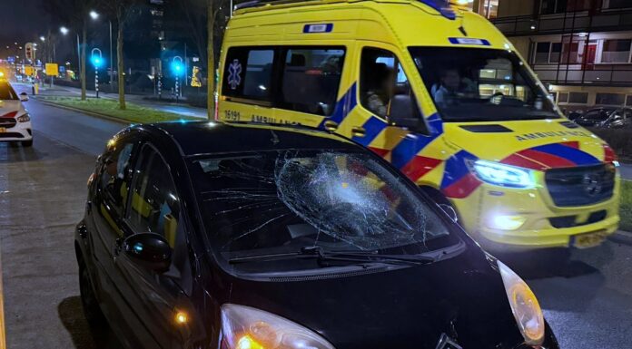 Voetganger komt op voorruit auto terecht in Katwijk