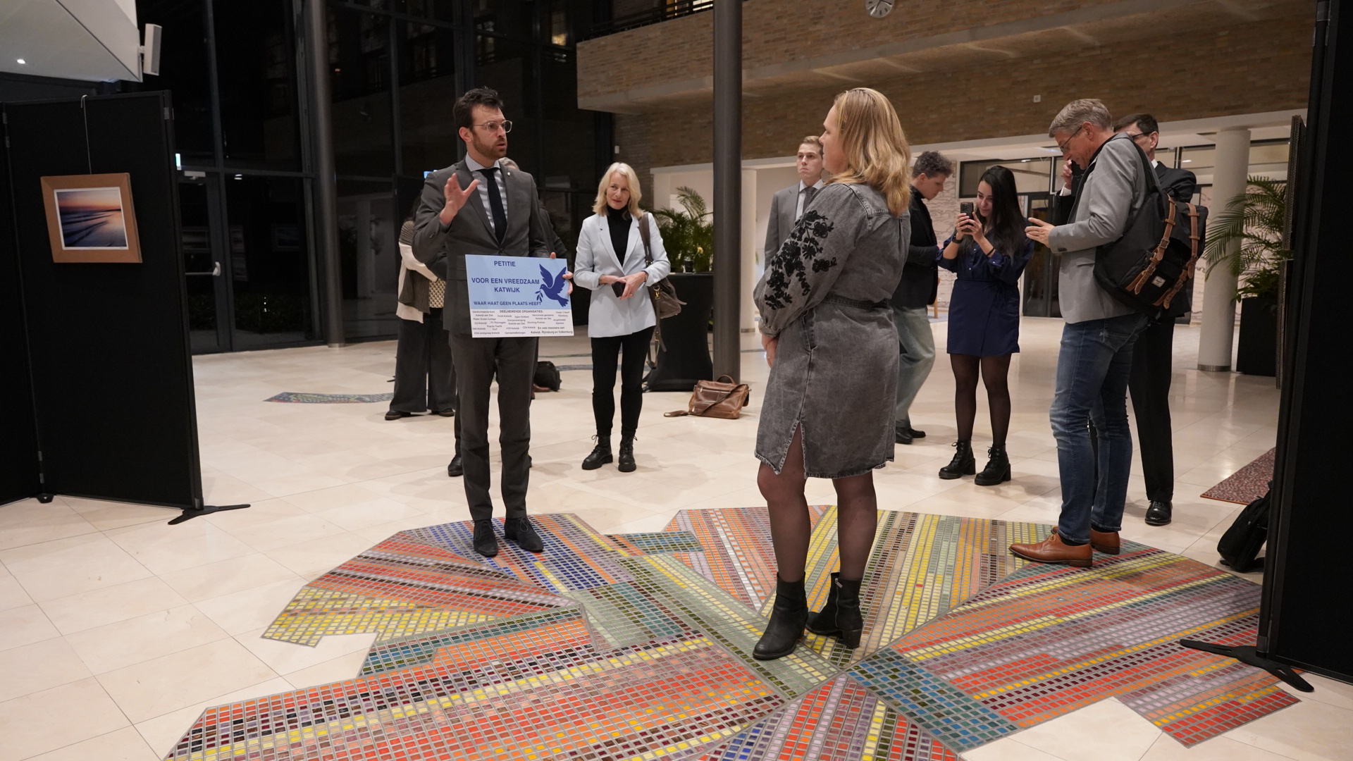 Petitie tegen haat overhandigd aan burgemeester Middelkoop